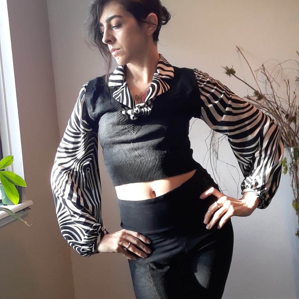 Crop top with puffed sleeves